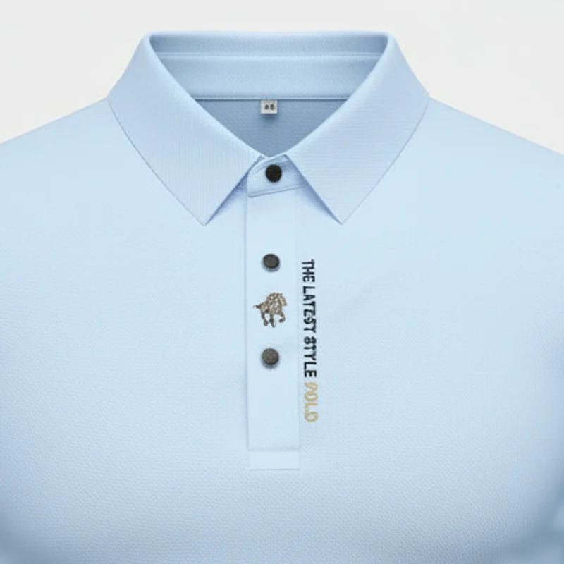 Cuello, botones y bordado de la Polo Elite azul cielo