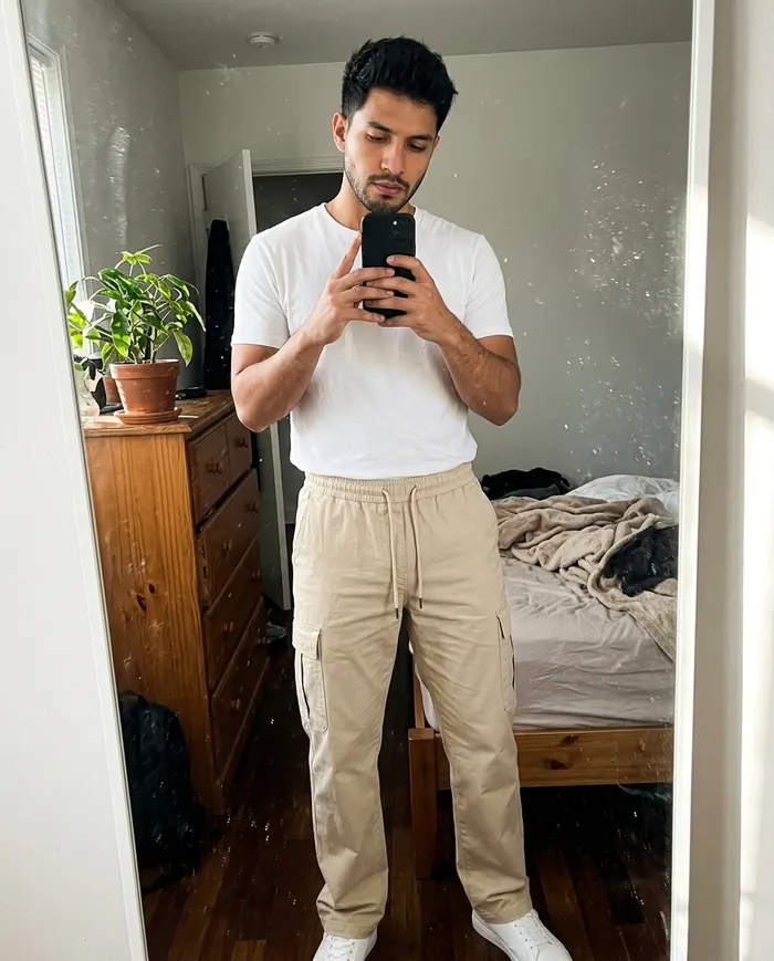 Pantalón cargo camel con camiseta blanca